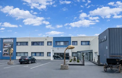 Gewerbegebäude mit Eventlocation-Schriftzug, Kutschwagen und Deko-Skulpturen