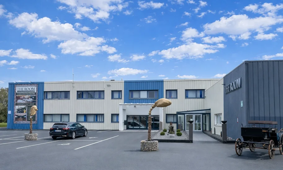 Gewerbegebäude mit Eventlocation-Schriftzug, Kutschwagen und Deko-Skulpturen