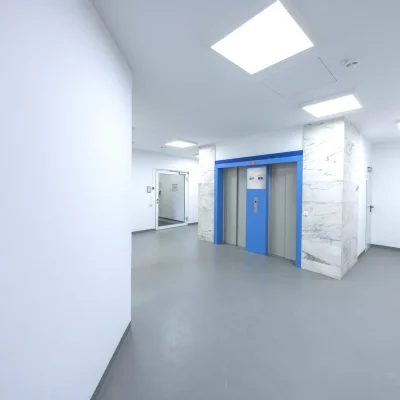 Aufzugsvorraum mit zwei Aufzügen und Marmorverkleidung, Sibille-Hartmann-Straße 2-8 Köln