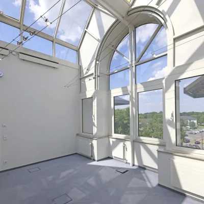 Lichtdurchfluteter Büroraum mit Glasdach und hohem Bogenfenster, Kölner Straße 259-265 Köln