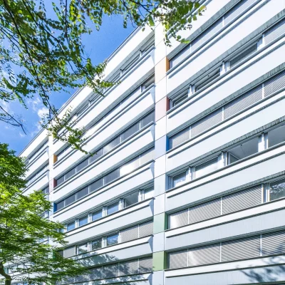 Bürofassade mit Sonnenschutzjalousien und altem Baumbestand, Sibille-Hartmann-Straße 2-8 Köln