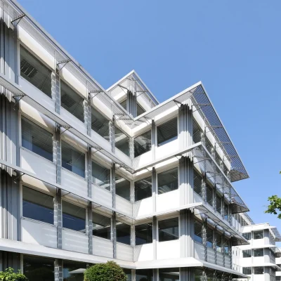 Bürogebäude mit heller Fassade, Sonnenschutzlamellen und Grünanlage, Kölner Straße 259-265 Köln
