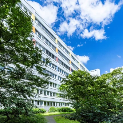 Bürogebäude mit farbigen Fassadenakzenten und altem Baumbestand, Sibille-Hartmann-Straße 2-8 Köln