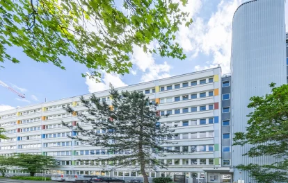 Lange Bürogebäude-Fassade mit Haupteingang und Straßenansicht, Sibille-Hartmann-Straße 2-8 Köln