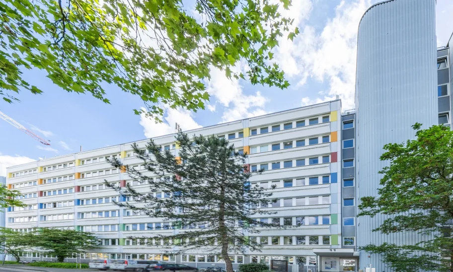 Lange Bürogebäude-Fassade mit Haupteingang und Straßenansicht, Sibille-Hartmann-Straße 2-8 Köln