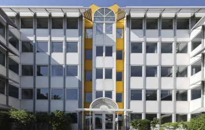 Hauseingang 259 mit gelbem Fassadenakzent und verglastem Treppenhaus, Kölner Straße 259-265 Köln