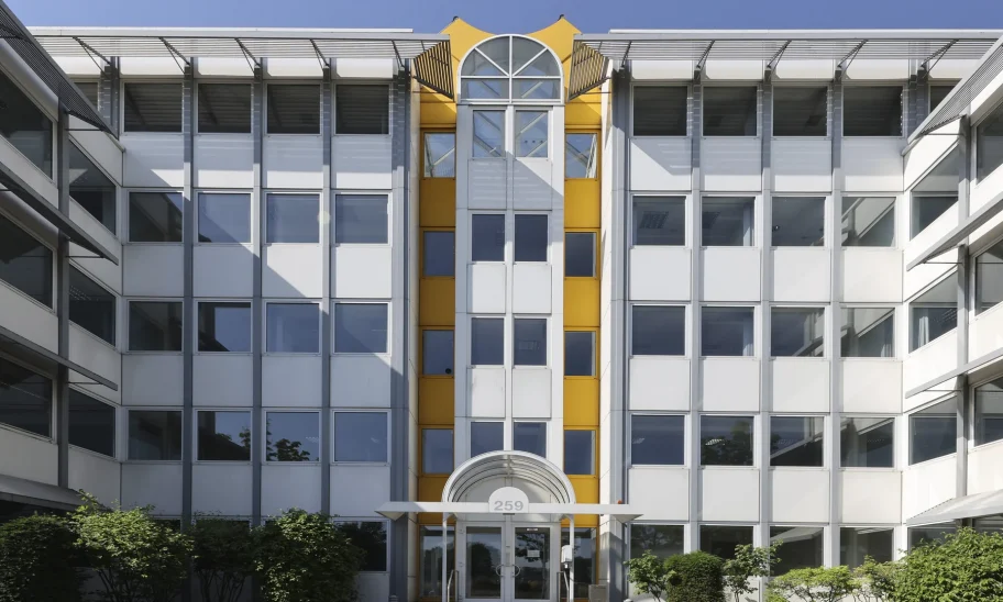 Hauseingang 259 mit gelbem Fassadenakzent und verglastem Treppenhaus, Kölner Straße 259-265 Köln