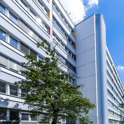Seitenansicht des Bürogebäudes mit Grünfläche und Bäumen, Sibille-Hartmann-Straße 2-8 Köln