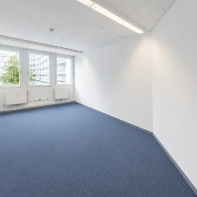 Kleiner Büroraum mit Fenster und blauem Teppichboden, Sibille-Hartmann-Straße 2-8 Köln