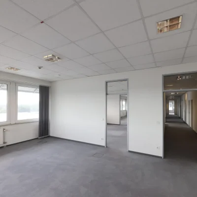 Leerer Büroraum mit Teppichboden, Fensterfront und Zugang zum Flur, Kölner Straße 259-265 Köln