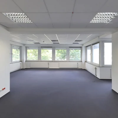 Leere Bürofläche mit umlaufendem Fensterband, Stütze und grauem Bodenbelag, Kölner Straße 259-265 Köln