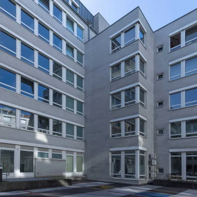 Innenhof zwischen zwei Gebäudeflügeln mit Fensterfassaden