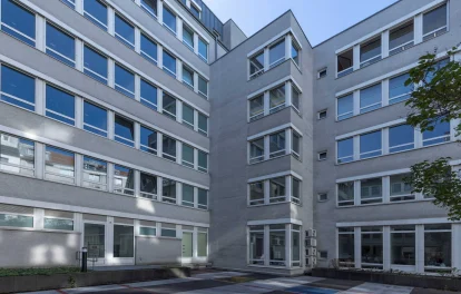 Innenhof zwischen zwei Gebäudeflügeln mit Fensterfassaden