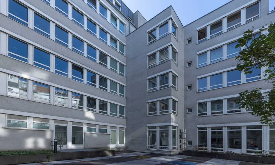 Innenhof zwischen zwei Gebäudeflügeln mit Fensterfassaden