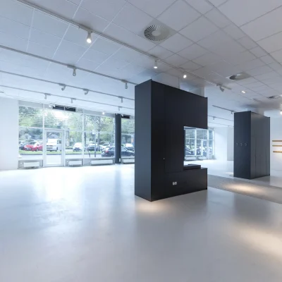 Leerer Verkaufsraum mit Fensterfront, Straßenblick und Wandgrafik