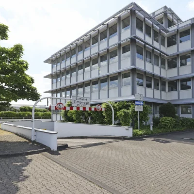 Einfahrt zur Tiefgarage vor dem Bürogebäude mit altem Baumbestand, Kölner Straße 259-265 Köln