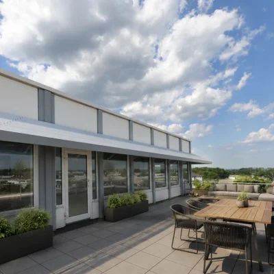 Dachterrasse mit Holztisch, Olivenbäumen und weitem Blick ins Grüne, Kölner Straße 259-265 Köln