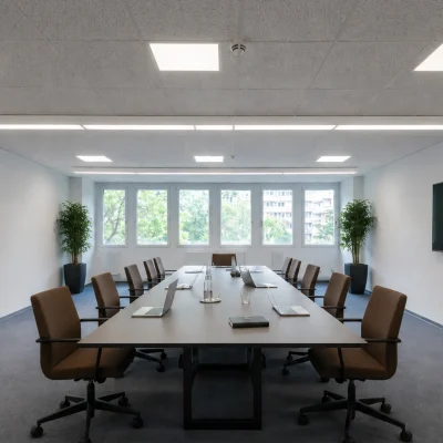 Konferenzraum mit langem Tisch, zwölf Stühlen und zwei Bildschirmen, Sibille-Hartmann-Straße 2-8 Köln