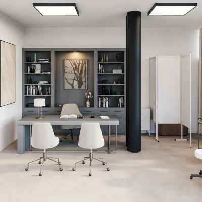 Einzelbüro mit grauem Schreibtisch, Regalwand, Kunstwerken und heller Fensterfront