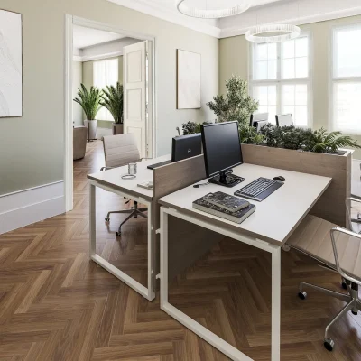 Bürofläche mit Doppelarbeitsplatz, Fischgrätparkett, Olivenbäumen und Blick durch die offene Flügeltür