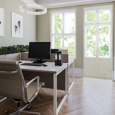 Büro mit Arbeitsplatz, weißem Regalsystem, Kunstdrucken und Fenstern mit Blick ins Grüne