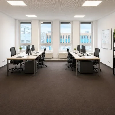 Büroraum mit zwei Arbeitsplatzgruppen, Aktenregal, Pflanzen und Fensterfront (KI-Visualisierung)