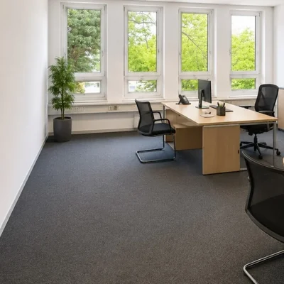 Büro mit Schreibtisch, Besprechungstisch, Holzschränken und Fenstern mit Blick in Baumkronen (KI-Visualisierung)