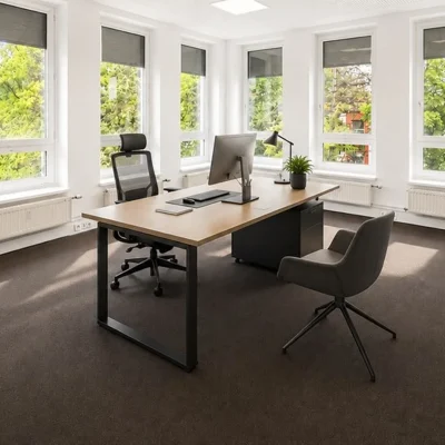 Einzelbüro mit Schreibtisch, Zimmerpflanzen und Eckfenstern mit Blick ins Grüne (KI-Visualisierung)