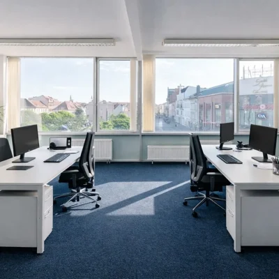 Büro mit zwei Arbeitsplatzgruppen, Aktenregal und Fensterfront mit Blick über die Stadt (KI-Visualisierung)
