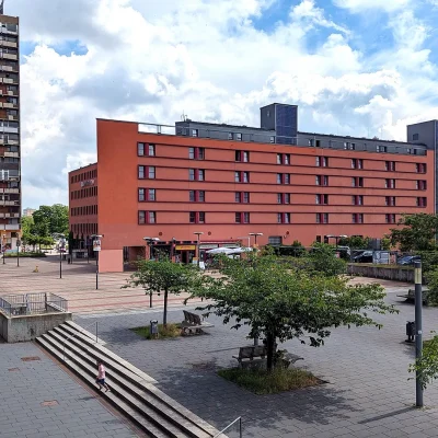 Stadtplatz mit Hochhaus, Spielhalle und Sparda-Bank-Gebäude im Sommer