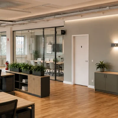 Büroetage mit Sideboard, Grünpflanzen und Zugang zum Sanitärraum