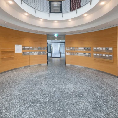 Glaswand zum Speisesaal mit Essensausgabe und hellem Foyer dahinter