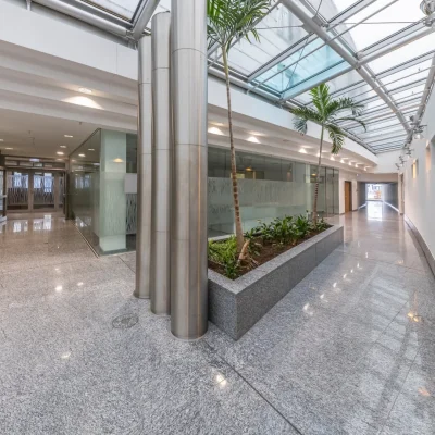 Rundes Foyer mit Holzverkleidung, Empfangsbriefkästen und Galerie im Hintergrund
