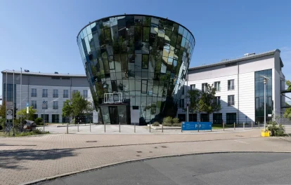 Spiegelnde Glasfassade des Büroturms aus der Nahansicht