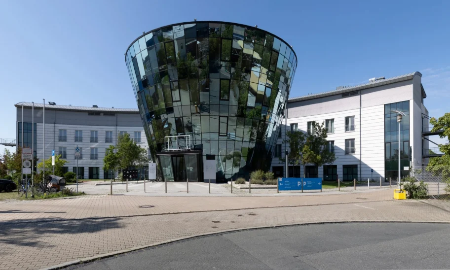 Spiegelnde Glasfassade des Büroturms aus der Nahansicht