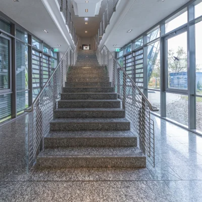 Luftbild der Büroanlage mit Glaspyramide, Rundbau und Flusslandschaft