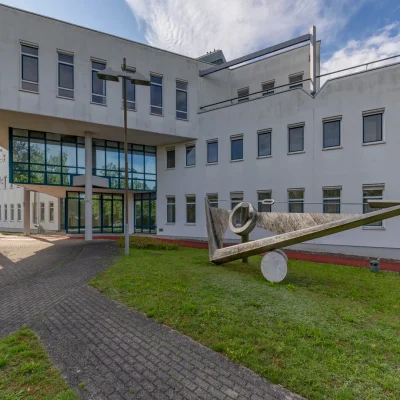 Helles Treppenhaus mit Glasfassade und polierter Granittreppe