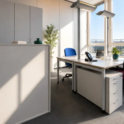 Doppelbüro mit zwei Schreibtischen, Pflanzen und Ausblick auf Dachterrasse