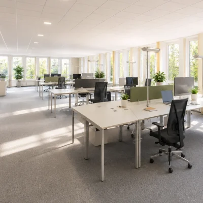 Modernes Open-Space-Büro mit Schreibtischreihen und grünen Sichtschutzwänden