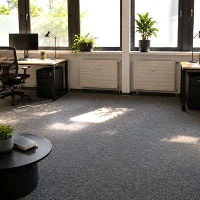 Büro-Lounge mit zwei Arbeitsplätzen, Sofa und Pflanzen