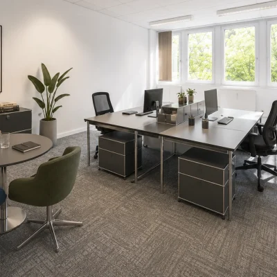 Doppelbüro mit zwei Schreibtischen, Sitzecke und Bauhaus-Kunstdruck