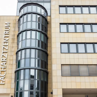 Nahansicht der Fassade des Facharztzentrums mit rundem Glaserker