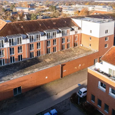 Luftaufnahme der Dachterrasse und Ziegeldächer des Gebäudekomplexes