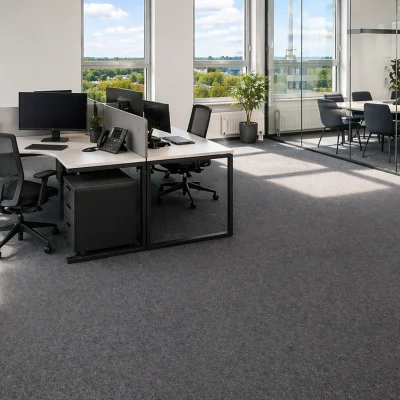 Open-Space-Büro mit Glasbesprechungsraum und Arbeitsplätzen