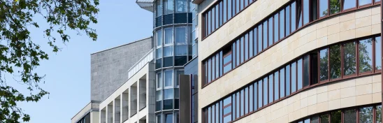 Zu sehen ist die Seitenansicht des Westfalenforums in Dortmund mit markantem Eingangsbereich und zentraler Straßenlage.