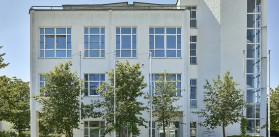 Moderne Außenansicht des Gutenberg Centers in München mit klarer Fassadenstruktur, großen Fensterflächen und urbanem Umfeld.